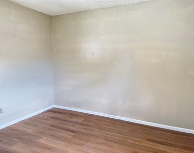 3218 68th Avenue N - Photo Thumbnail 4