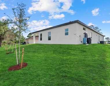 1486 Ardisia Street - Photo Thumbnail 3