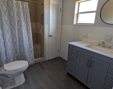 1408 Ne 25th Place - Photo Thumbnail 6