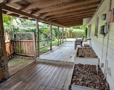 1408 Ne 25th Place - Photo Thumbnail 10