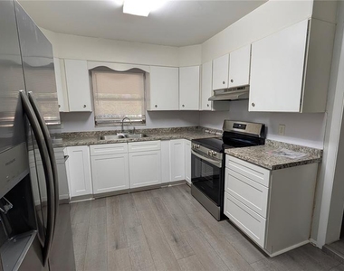 1408 Ne 25th Place - Photo Thumbnail 7
