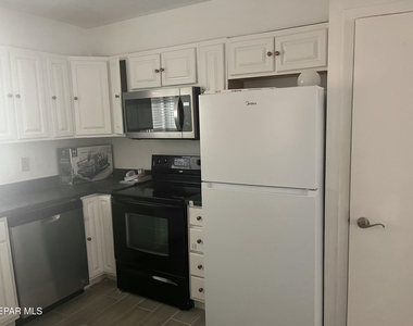 4433 N Stanton Street - Photo Thumbnail 4