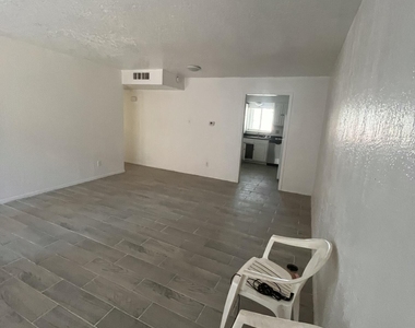 4433 N Stanton Street - Photo Thumbnail 1