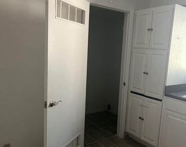 4433 N Stanton Street - Photo Thumbnail 6