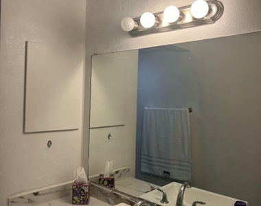 4433 N Stanton Street - Photo Thumbnail 11