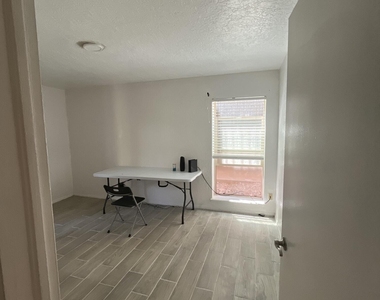 4433 N Stanton Street - Photo Thumbnail 17
