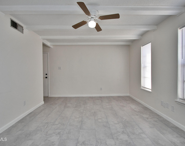 6201 Escondido Drive - Photo Thumbnail 10