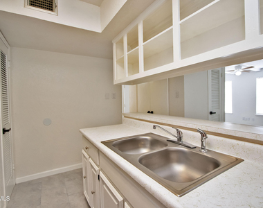 6201 Escondido Drive - Photo Thumbnail 20
