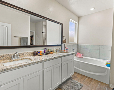 13876 Loreina Luz Avenue - Photo Thumbnail 30