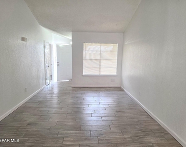 944 Montera Road - Photo Thumbnail 2