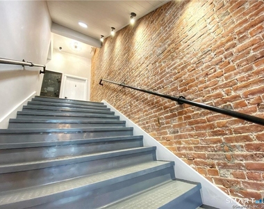 39 Wall Street - Photo Thumbnail 6