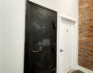 39 Wall Street - Photo Thumbnail 7