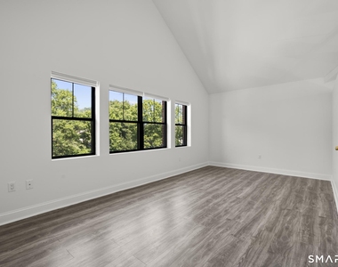 122 E Putnam Avenue - Photo Thumbnail 6