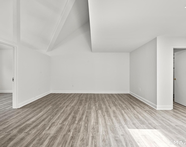 122 E Putnam Avenue - Photo Thumbnail 4