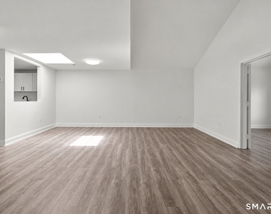 122 E Putnam Avenue - Photo Thumbnail 5