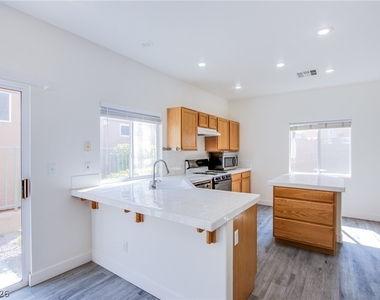 10537 Redwood Ash Avenue - Photo Thumbnail 7
