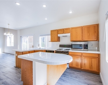 10537 Redwood Ash Avenue - Photo Thumbnail 6