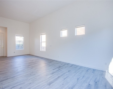 10537 Redwood Ash Avenue - Photo Thumbnail 4