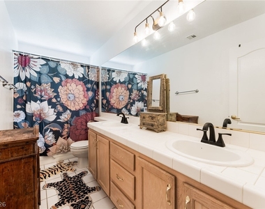 2421 Ivy Garden Court - Photo Thumbnail 34