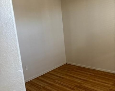 231 W Philadelphia Avenue - Photo Thumbnail 3