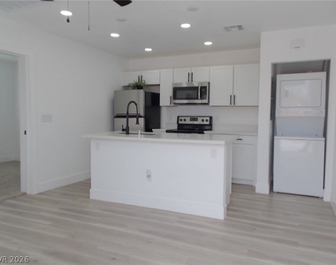 532 N 9th Street - Photo Thumbnail 3
