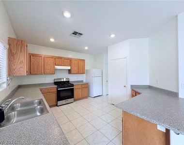 10662 Foggy Glen Avenue - Photo Thumbnail 4