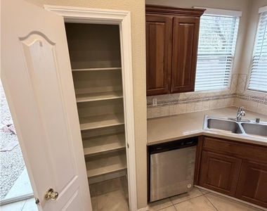 9118 Wine Cellar Avenue - Photo Thumbnail 7