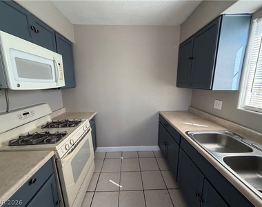 4913 Danbrook Court - Photo Thumbnail 12
