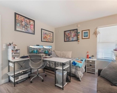 555 E Silverado Ranch Boulevard - Photo Thumbnail 15