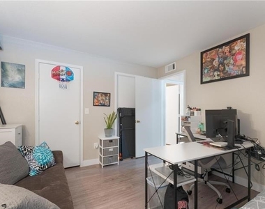 555 E Silverado Ranch Boulevard - Photo Thumbnail 14