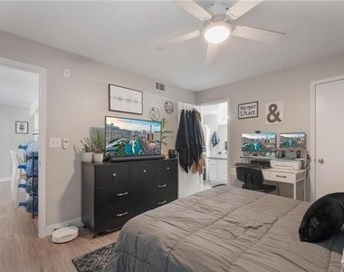 555 E Silverado Ranch Boulevard - Photo Thumbnail 9