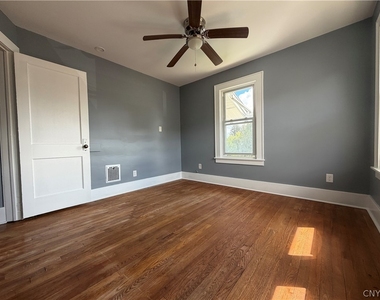 142-44 Lynwood Avenue - Photo Thumbnail 8