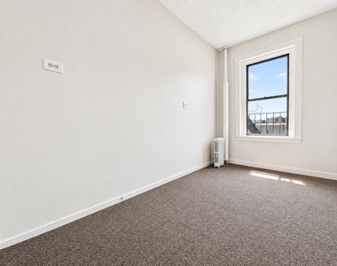 882 Bryant Ave - Photo Thumbnail 4