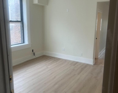 944 N Damen Ave - Photo Thumbnail 3