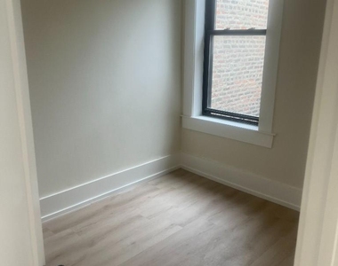 944 N Damen Ave - Photo Thumbnail 8