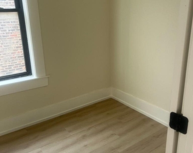 944 N Damen Ave - Photo Thumbnail 14