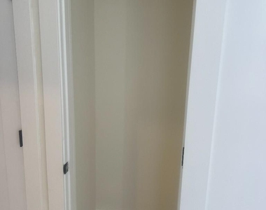 944 N Damen Ave - Photo Thumbnail 12