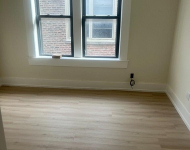 944 N Damen Ave - Photo Thumbnail 4