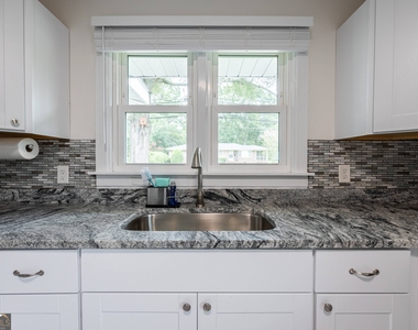 478 E Johnson Street - Photo Thumbnail 11