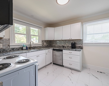 478 E Johnson Street - Photo Thumbnail 7
