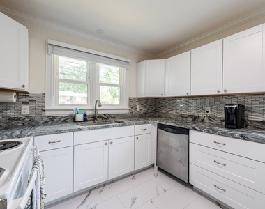 478 E Johnson Street - Photo Thumbnail 10
