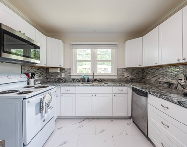 478 E Johnson Street - Photo Thumbnail 8