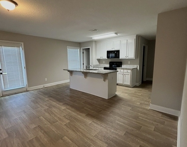 2214 Savannah Drive - Photo Thumbnail 5