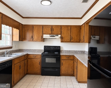 250 Highland Park Drive - Photo Thumbnail 2