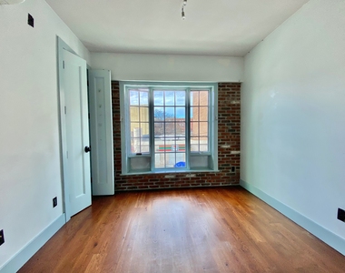 31 Brooklyn Avenue - Photo Thumbnail 2
