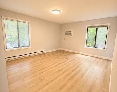 105 Amberly Drive - Photo Thumbnail 6