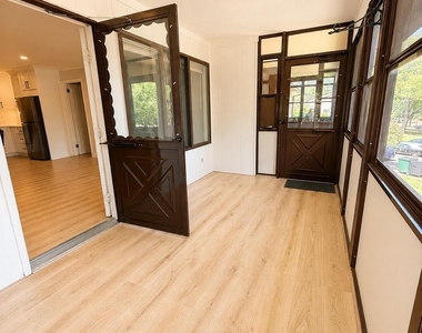 105 Amberly Drive - Photo Thumbnail 10
