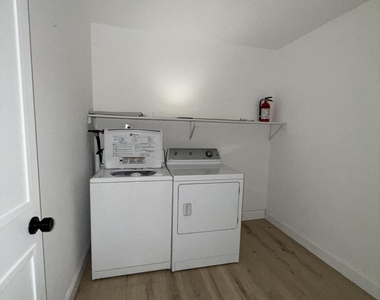105 Amberly Drive - Photo Thumbnail 11