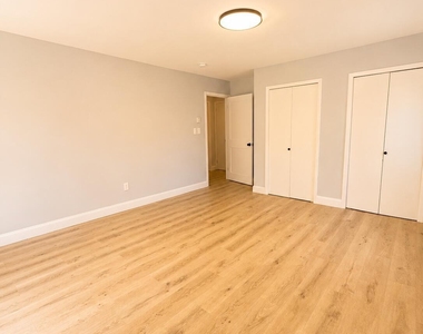 105 Amberly Drive - Photo Thumbnail 7