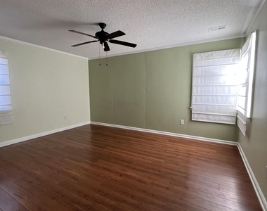 451 Harnell Avenue - Photo Thumbnail 12